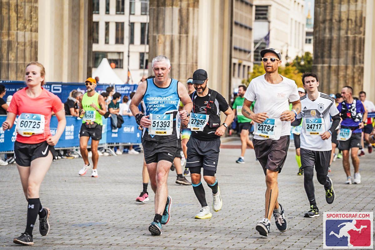 Passing through Brandenburger Tor, near the finish line